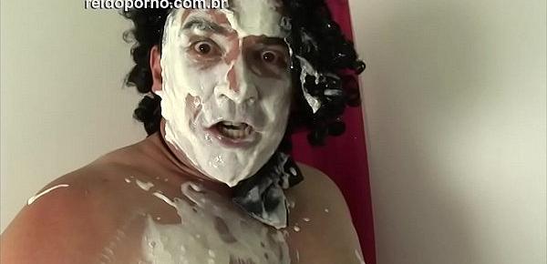 Comédia Pornô - Raimundo mostra para os internautas como fazer sexo tomando tortas na cara